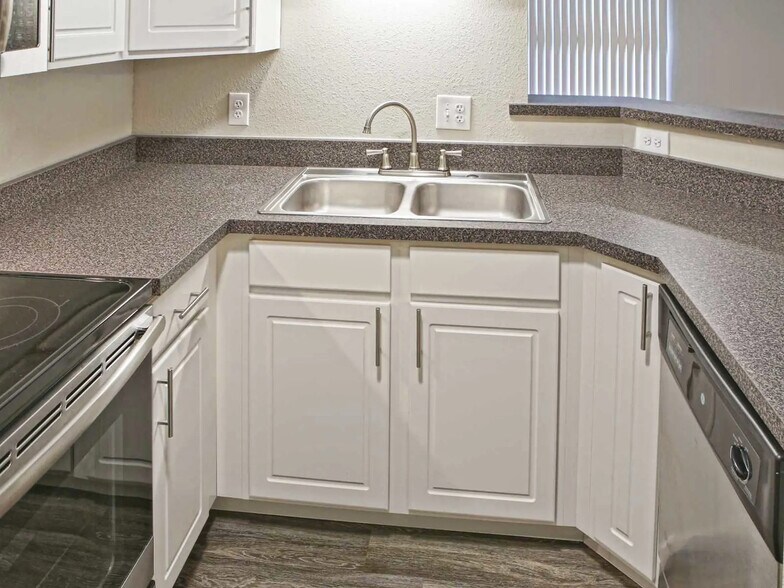 Building Photo - Commons