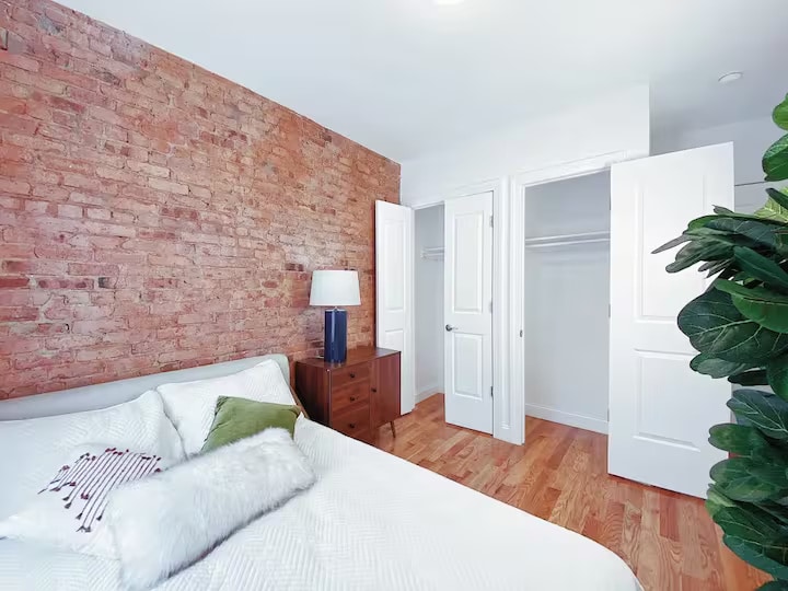 Building Photo - Furnished room/NOT APARTMENT