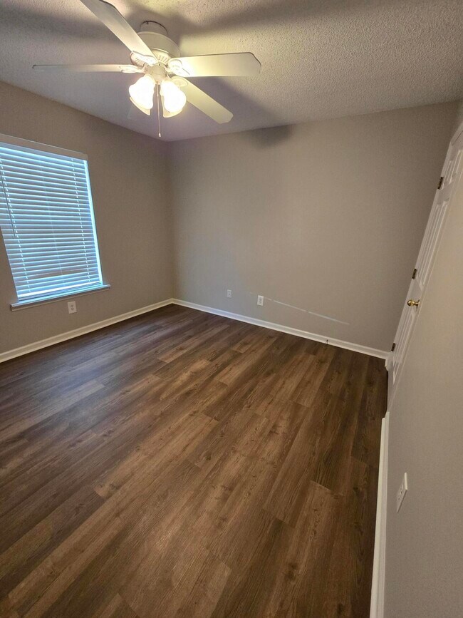 Building Photo - 107 Raintree Ct