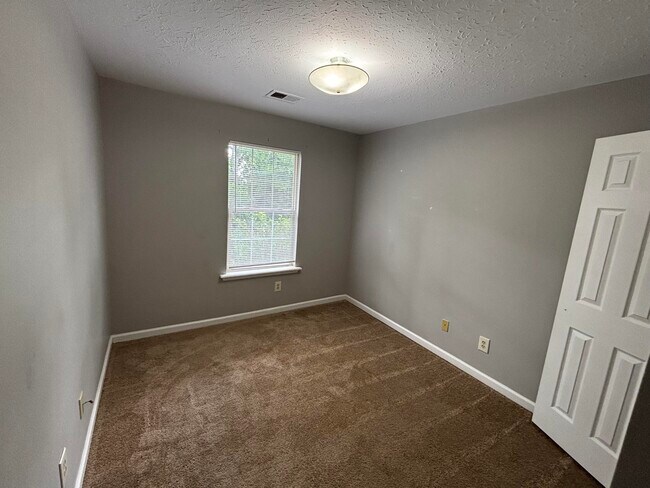 Building Photo - 210 Maple Leaf Ln