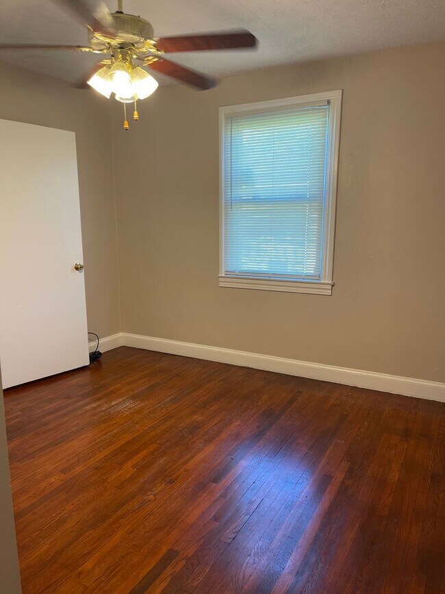 Building Photo - Cape Cod House