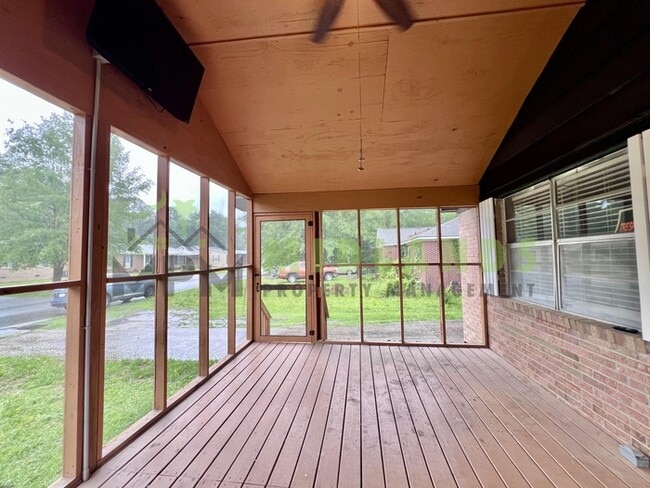 Building Photo - 137 Miranda Rd