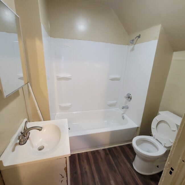 Building Photo - Near NW-Riverside 4BR/2BA House for RENT!