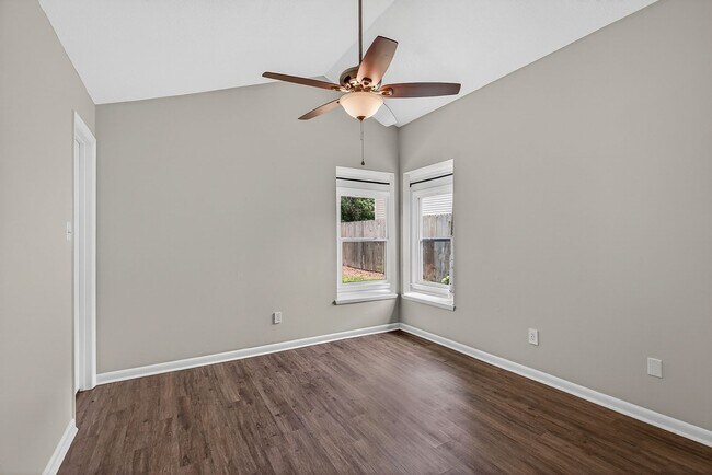 Building Photo - Charming 2Bed Near Piney Green & Camp Lejeune