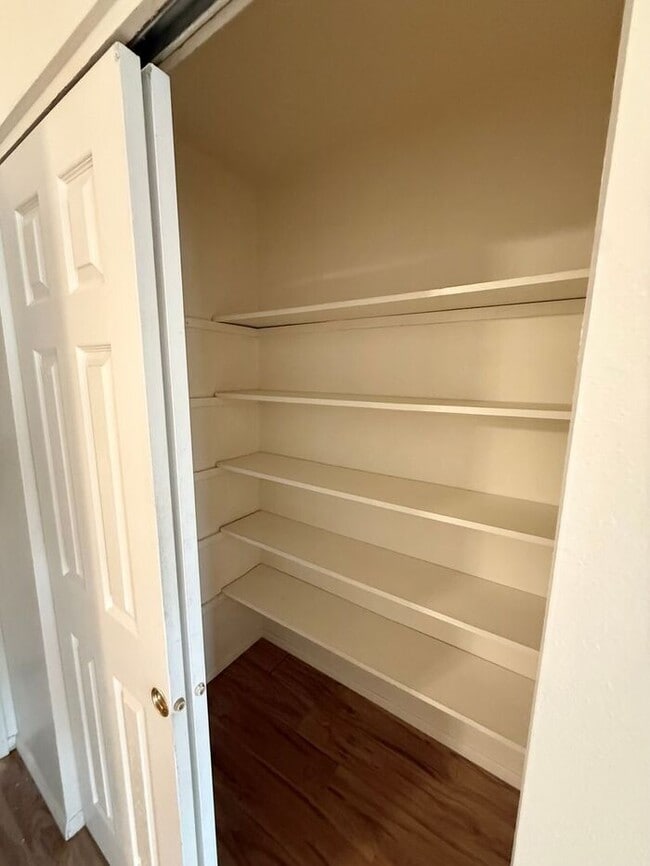 Building Photo - Beautiful 2 Bedroom Town Home! INCLUDED IN RENT: Water/Sewer/Gas/Trash