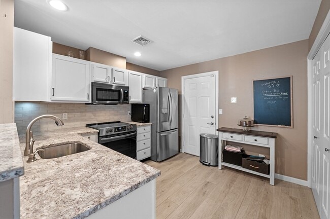 Building Photo - 709 Gazebo Cir