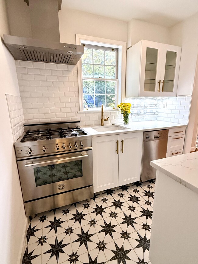 Building Photo - 830 S Pitt St