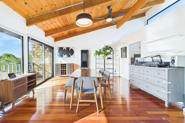 Building Photo - Rarely available Redwood Heights townhome with sweeping views of Oakland and San Francisco.