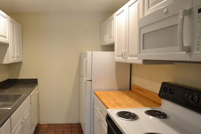 Building Photo - 67 St Germain St