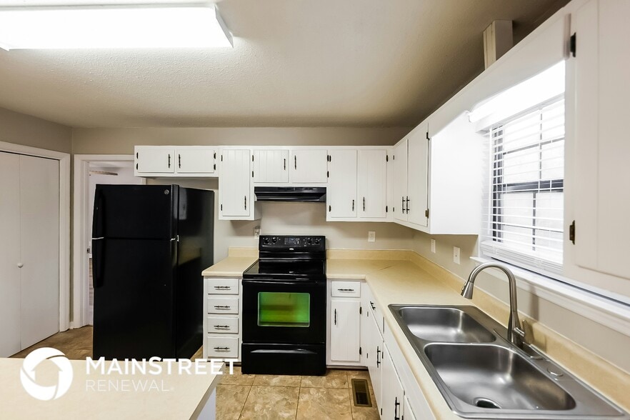 Building Photo - 3010 Lone Oak Rd