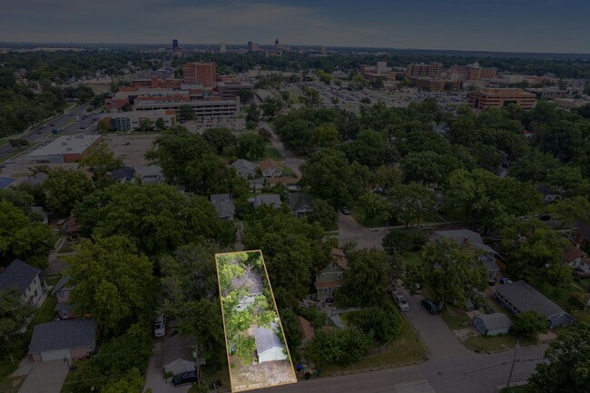 Building Photo - 631 SW Lindenwood Ave