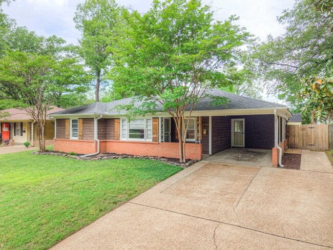 Primary Photo - "Charming 4-Bedroom Sanctuary on Boyce Roa...