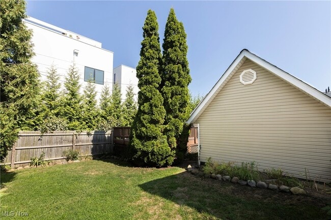 Building Photo - 1212 W 67th St