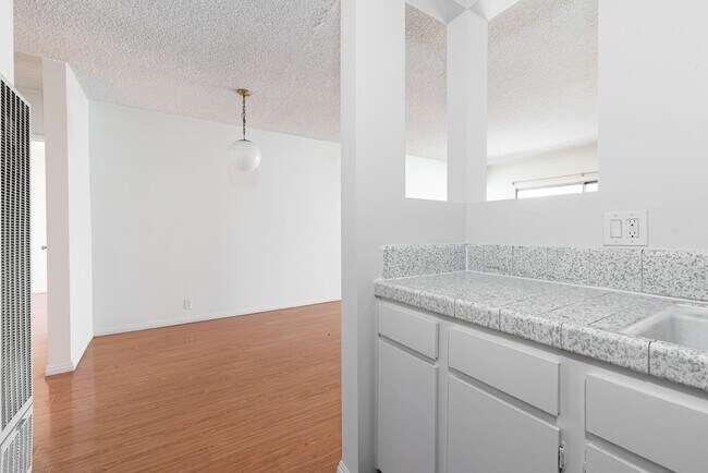 Building Photo - 911 W College St