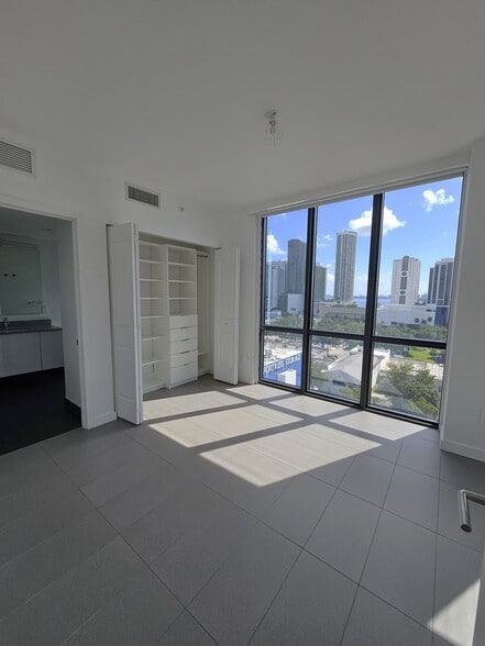 Building Photo - 1600 NE 1st Ave