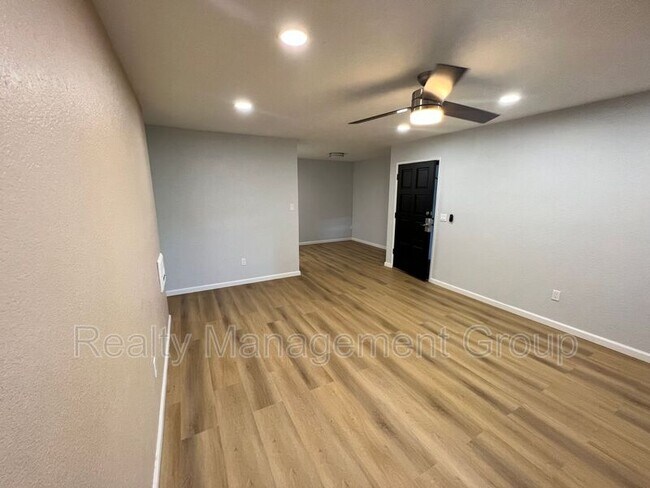 Building Photo - 1013 S Sunshine Ave