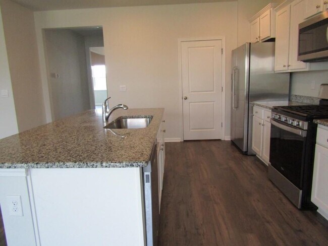 Building Photo - 2165 Ainsley Dr