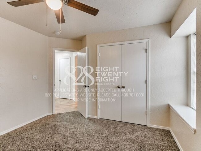Building Photo - *AVAILABLE NOW!* Spacious 3 Bed/2.5 Bath Duplex Townhome Available in Norman!