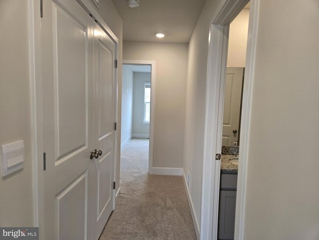 Building Photo - 151 Munsee Cir