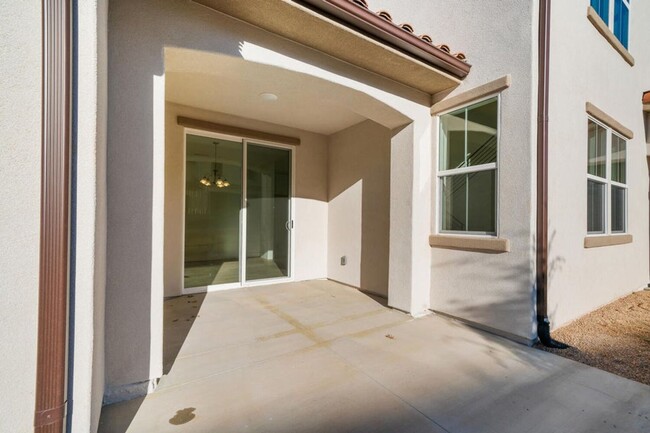 Building Photo - Desert Color Townhome!