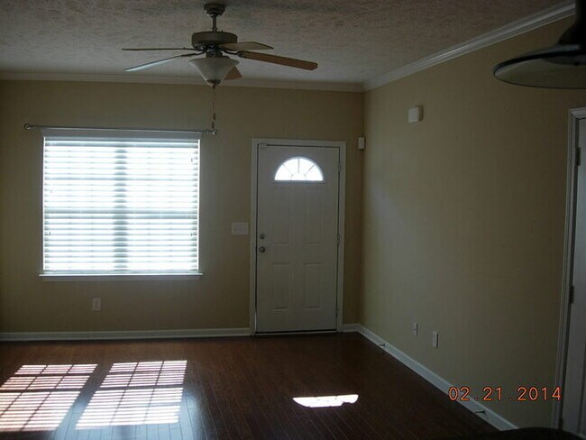 Building Photo - NICE Condo in GREAT location!!! VERY clean...