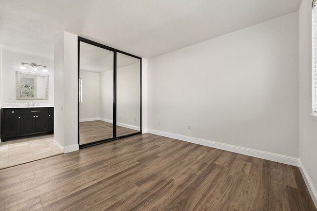 Building Photo - Remodeled 3-Bedroomn 2.5-Bathroom Townhome