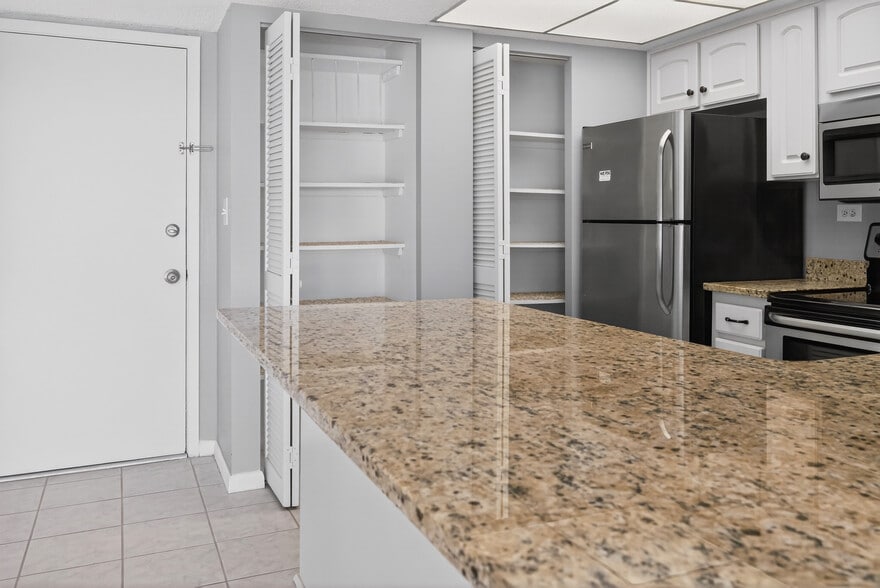 Kitchen - 500 Treasure Island Causeway