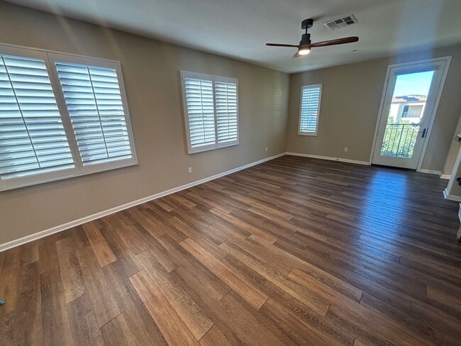 Building Photo - Unique 4-Bedroom, 3-story Live/Work Townhouse in the lushly landscaped Villa Metro Community!