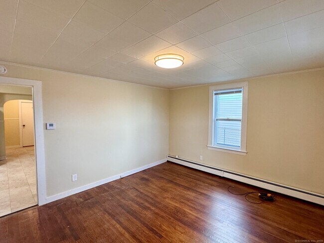 Building Photo - 132 N Elm St