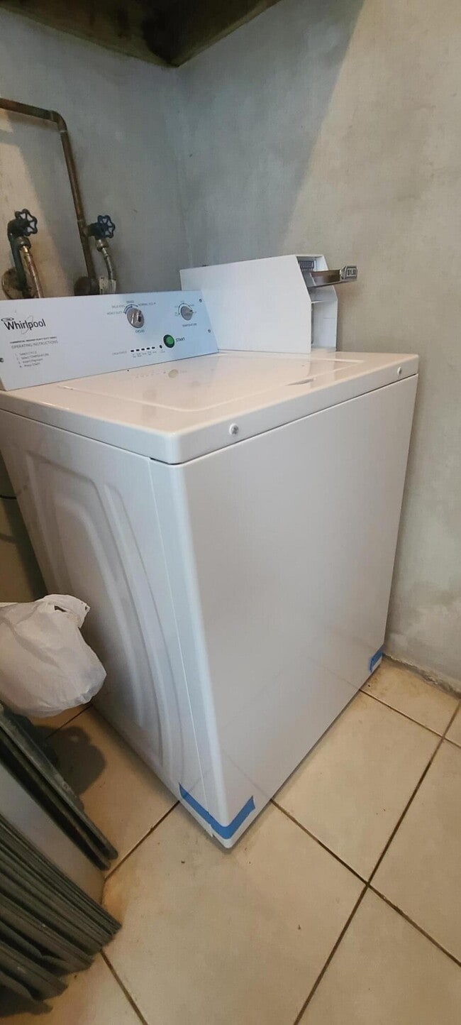 Building Photo - 1311 NE 42nd St