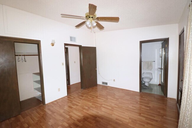 Building Photo - 3 Bedroom 2 Bathroom