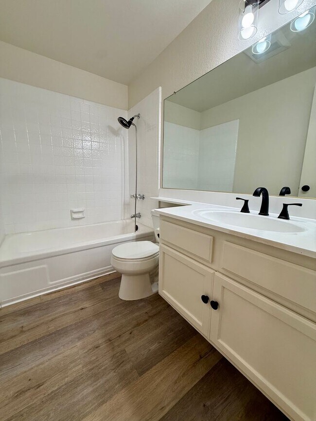 Building Photo - Beautifully Updated 3-Bedroom Tri-Level Co...