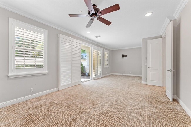 Building Photo - 604 NE Francesca Ln