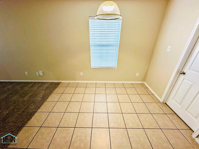 Building Photo - Looking for space, comfort, and convenienc...