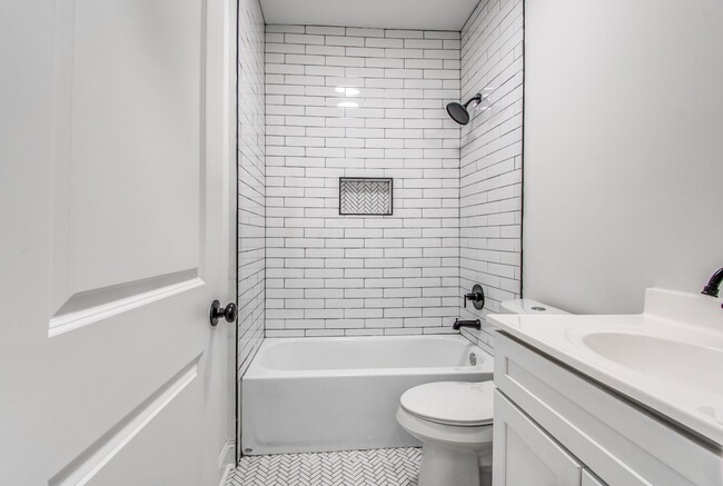 Building Photo - 1825 Young Ave