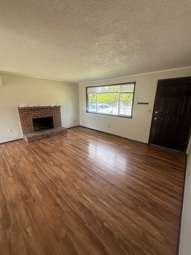 Building Photo - Ranch home with large fenced back yard