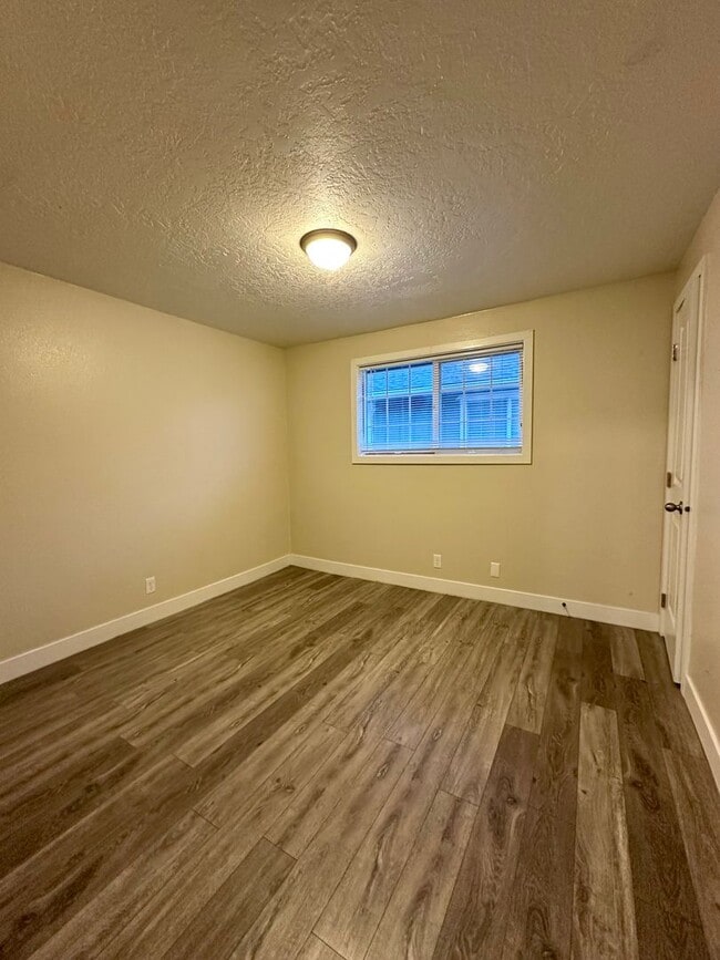 Building Photo - E919