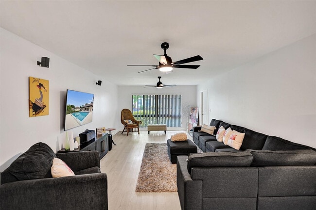 Building Photo - 4840 Greentree Ln