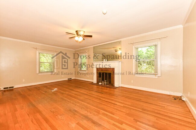 Building Photo - 1802 W Friendly Ave