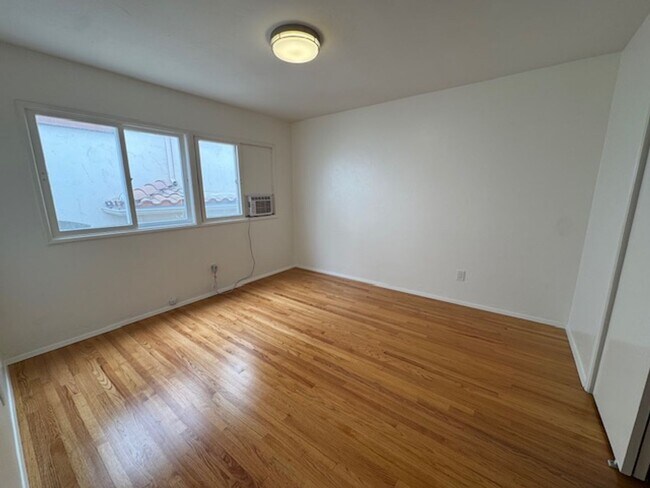 Building Photo - Charming Meets Modern – Renovated 2 Bed / ...