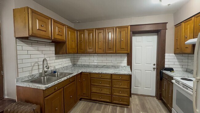 Building Photo - 109 E Stewart Rd