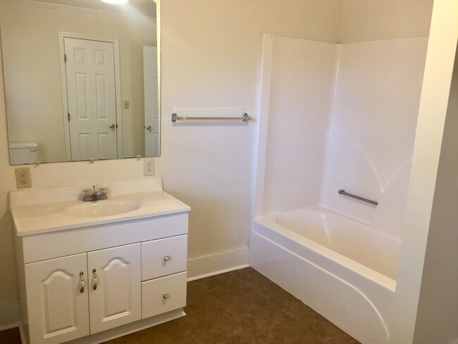 Building Photo - 3 bed 2 bath home - close to Troy University