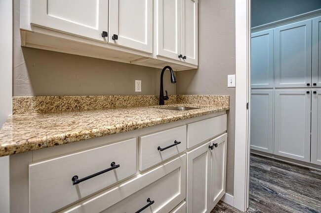 Building Photo - 807 Venice Ct