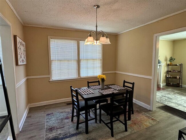 Building Photo - 2331 Woodlawn St