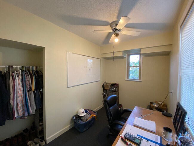 Building Photo - NT 407 Warner St NT