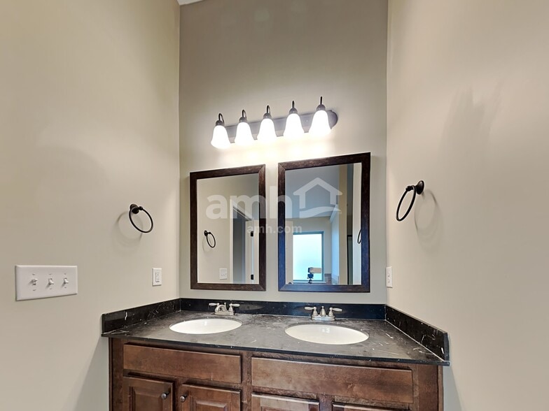 Building Photo - 137 Border Ave