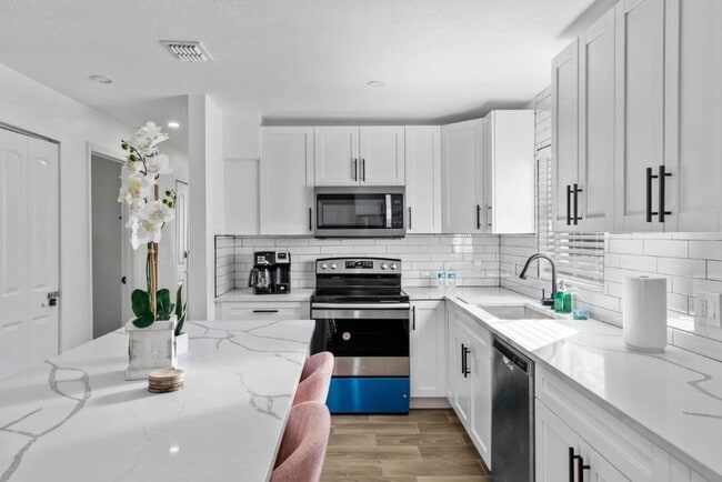 Building Photo - Modern 4BR South Tampa Home | Yard | Near the Bay