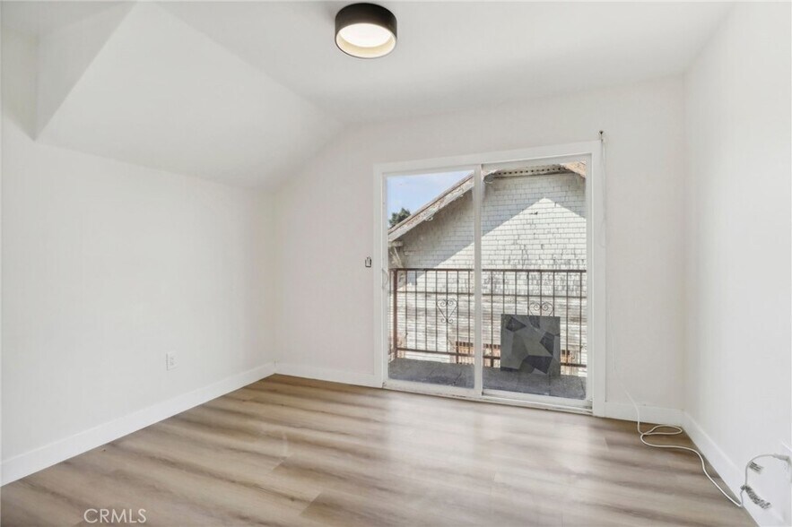 Building Photo - 1226 W Vernon Ave