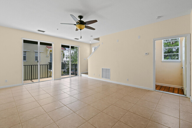 Building Photo - 147 Greenwich Cir
