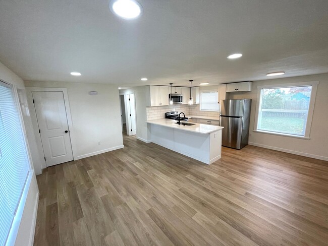 Building Photo - Beautifully renovated 3-bedroom home on a ...